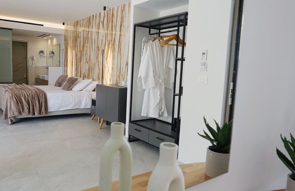 Suite, Hot Tub - Photo 12