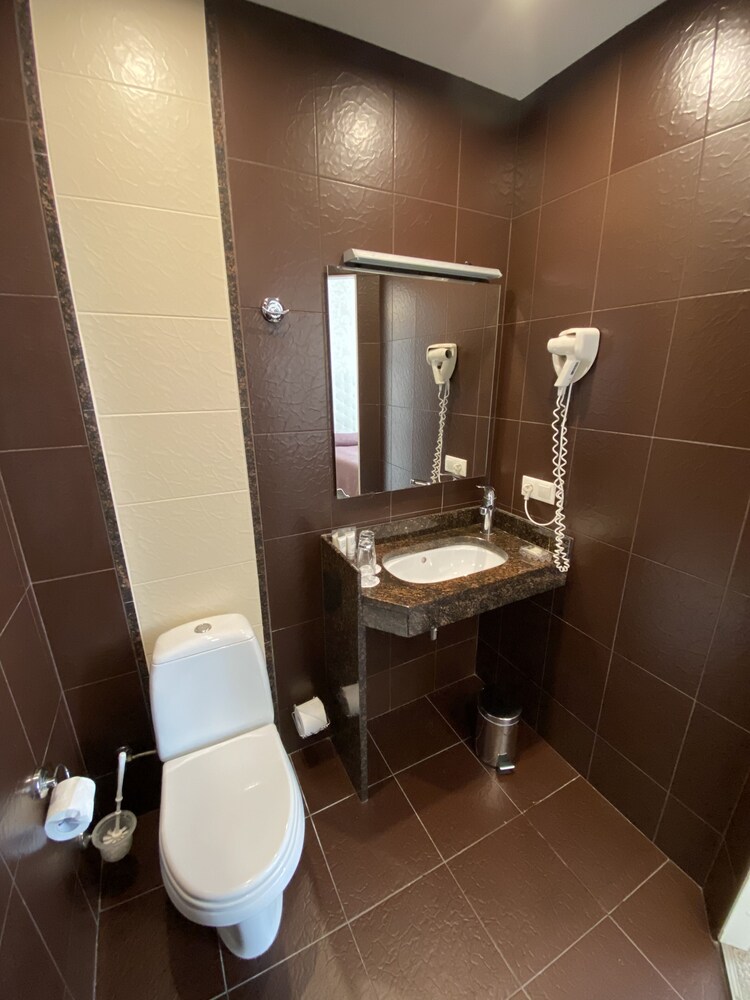 Standard Double Room - Photo 13