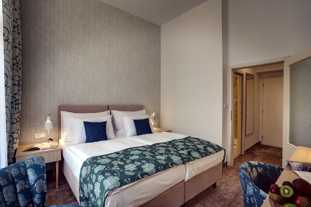 Panoramic Double Room, 2 Twin Beds, City View photo 3