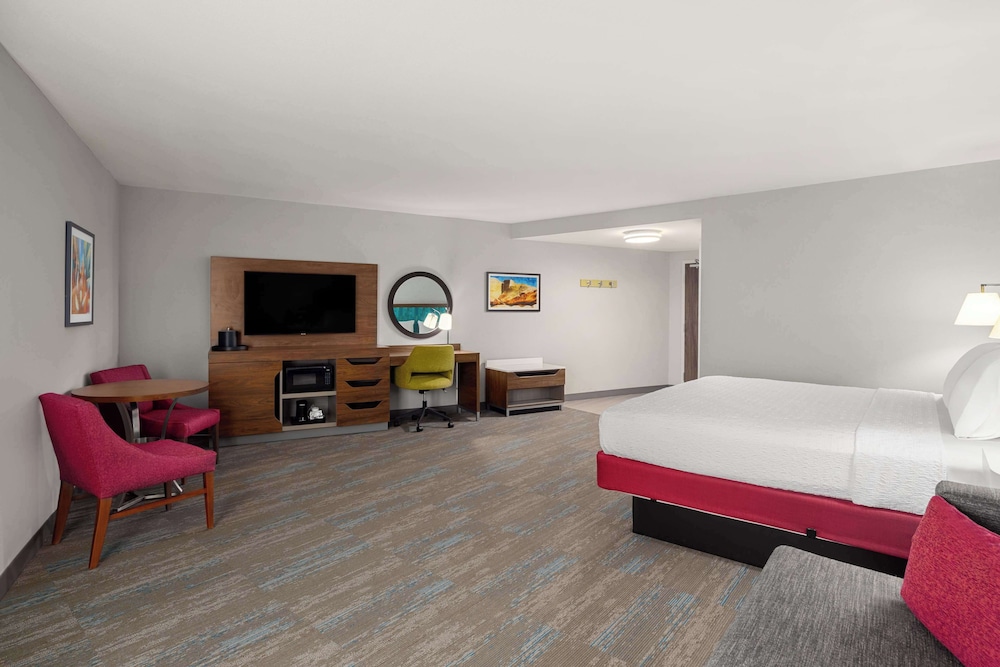 Room, 1 King Bed with Sofa bed, Refrigerator & Microwave - Photo 2