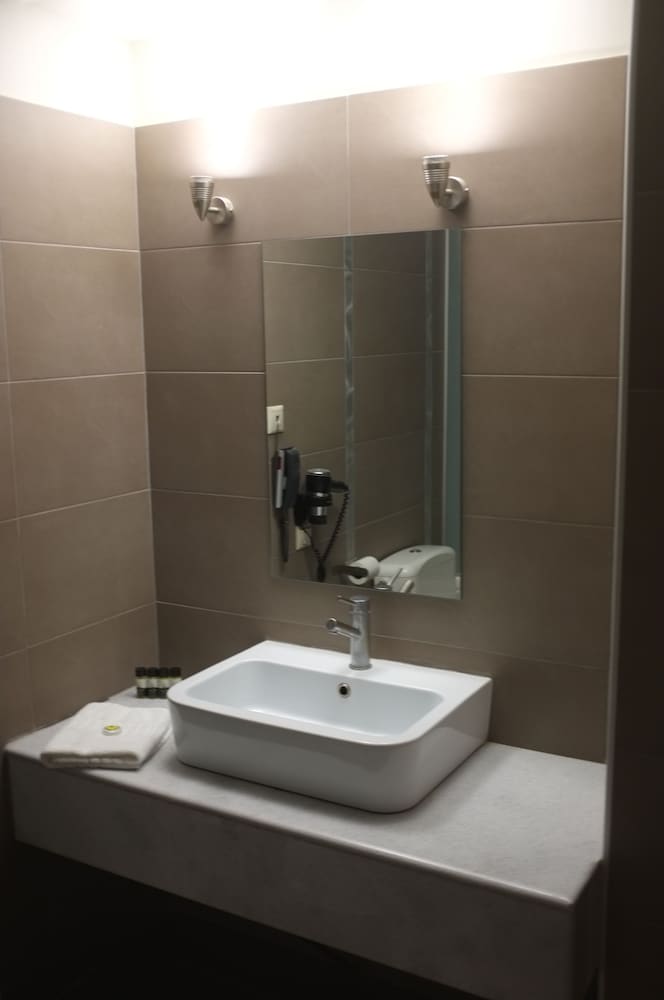 Deluxe Double Room, 1 Queen Bed, Jetted Tub, Garden View photo 2