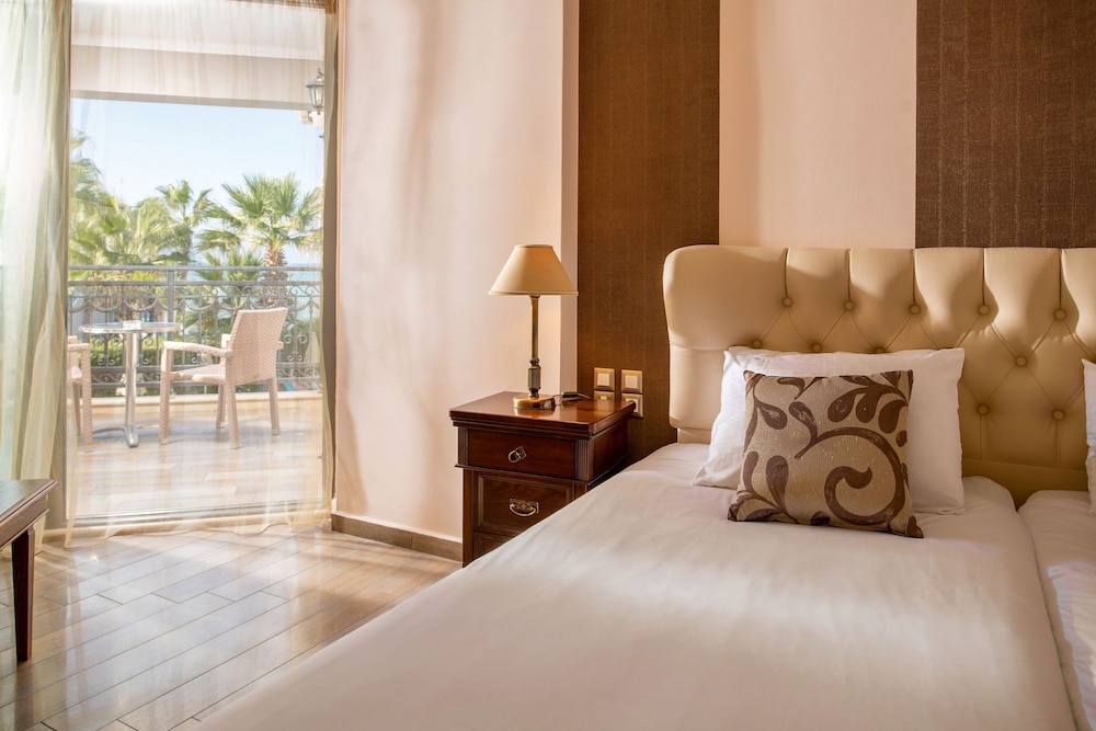 Junior Suite with Pool and Sea View