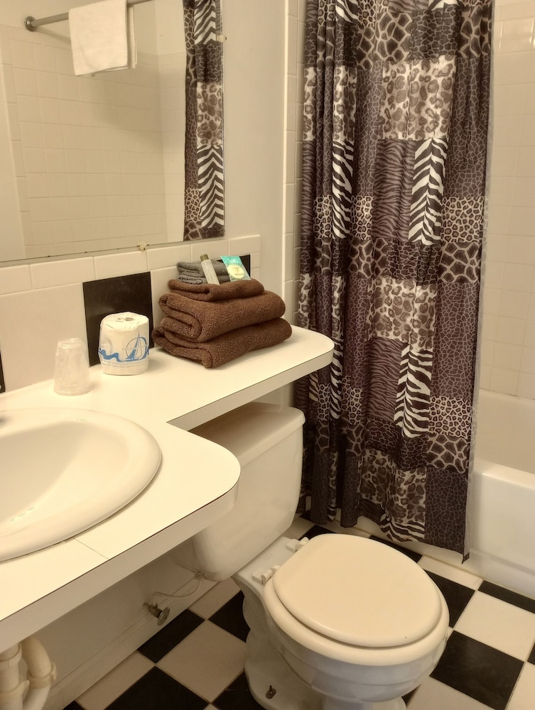 Standard Room, 1 Queen Bed photo 3