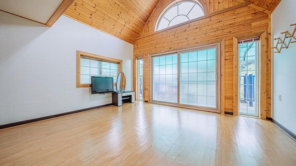 Room (Swiss B) - Photo 1