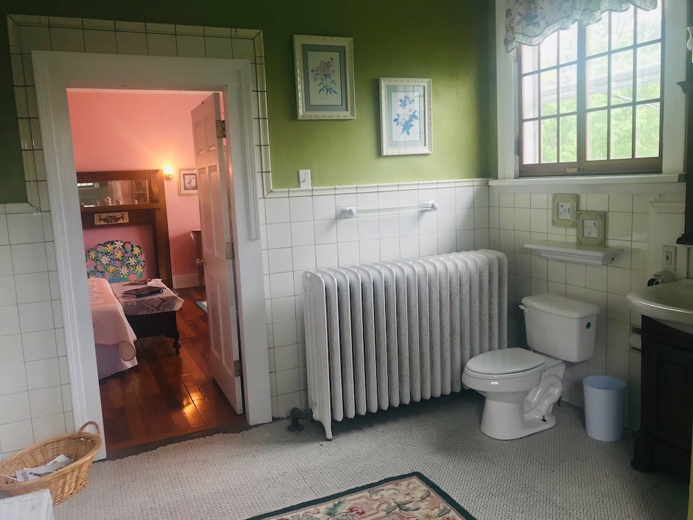 Room, Private Bathroom (Grandma Sallie Mae) photo 2