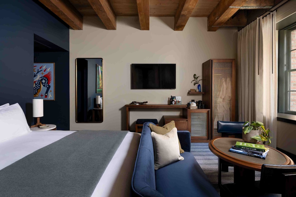Noble Fir Studio King photo 3