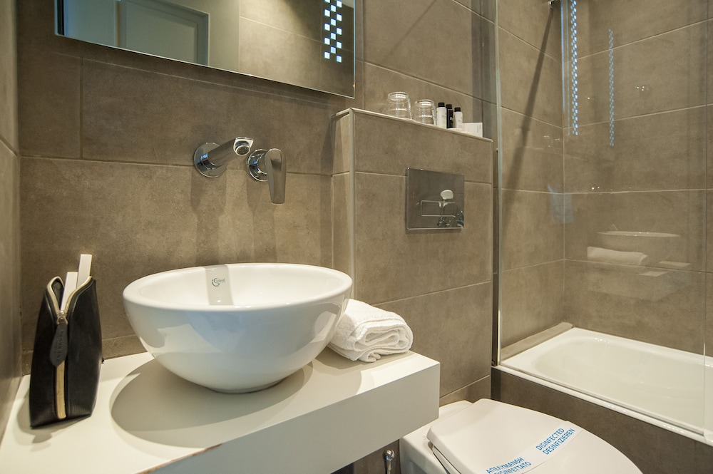 Double or Twin Room with Balcony - Photo 12