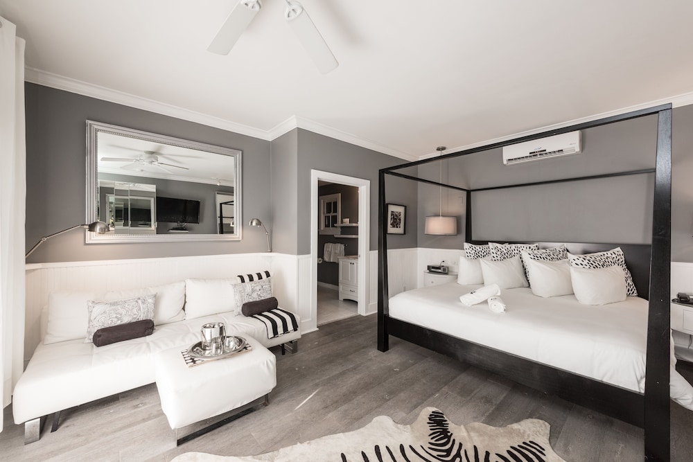 Superior Studio Suite, 1 King Bed with Sofa bed, Refrigerator & Microwave, Poolside (Room 15)