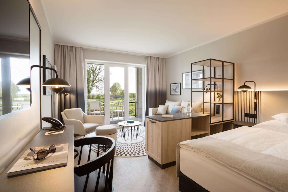 Deluxe Room thumbnail 5