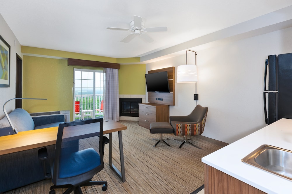 Suite, 1 King Bed (Additional Living and Dining Area) - Photo 3