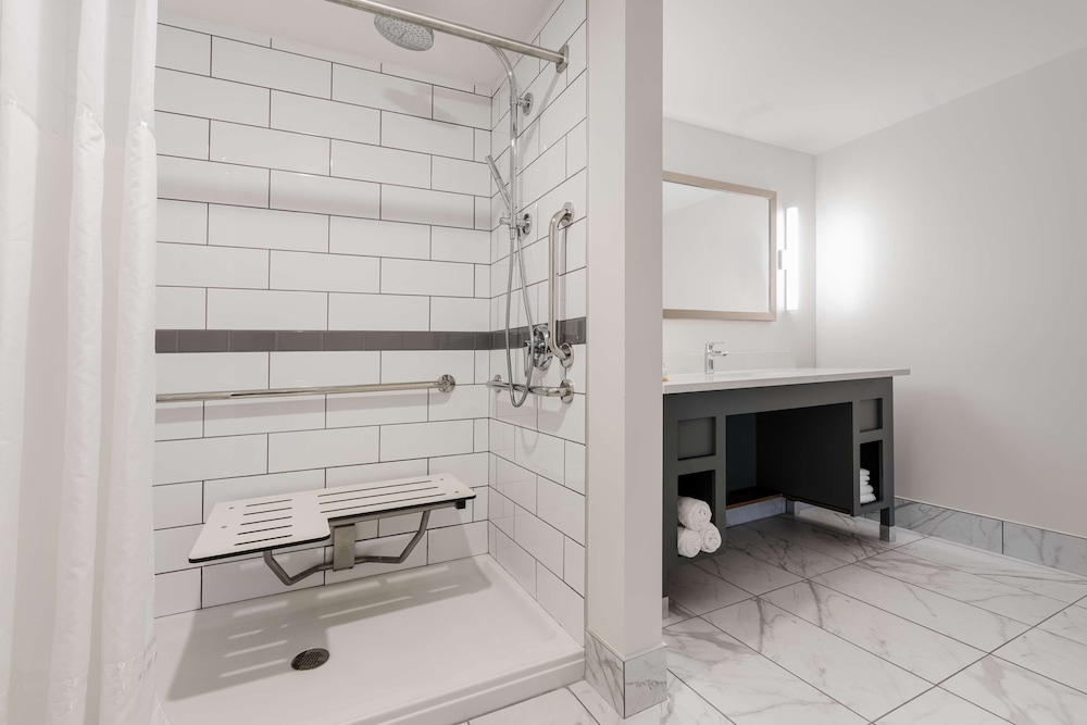 Room, 2 Queen Beds, Accessible (3x3 Shower) - Photo 6