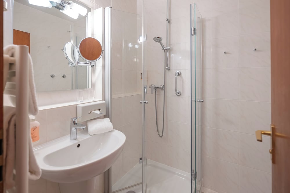 Business Double Room thumbnail 6