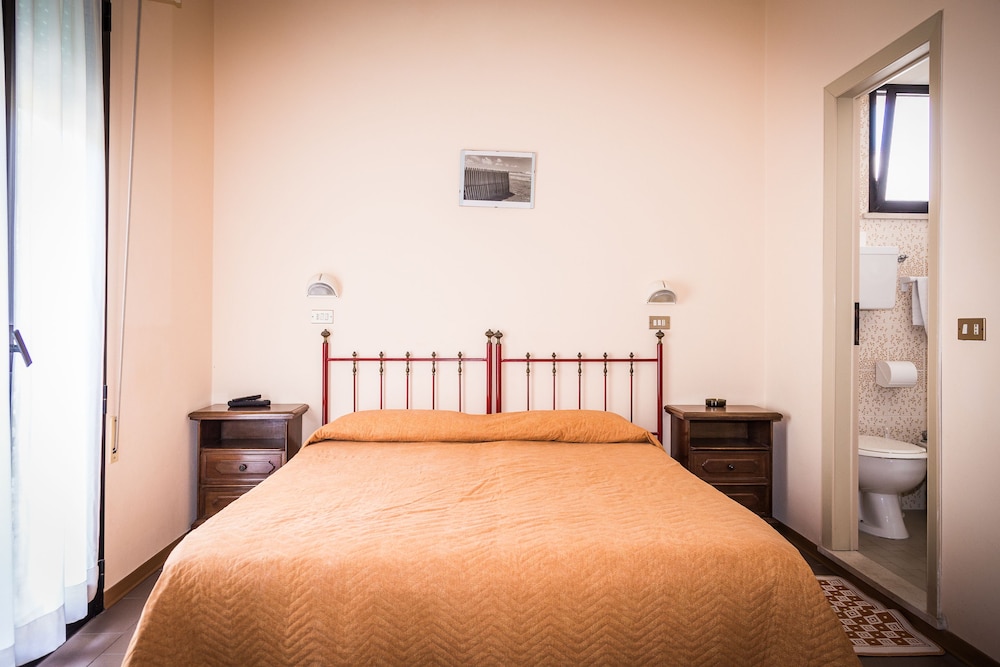 Economy Double Room photo 1