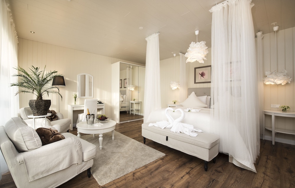 Junior Suite with Hot Tub Access - Photo 5