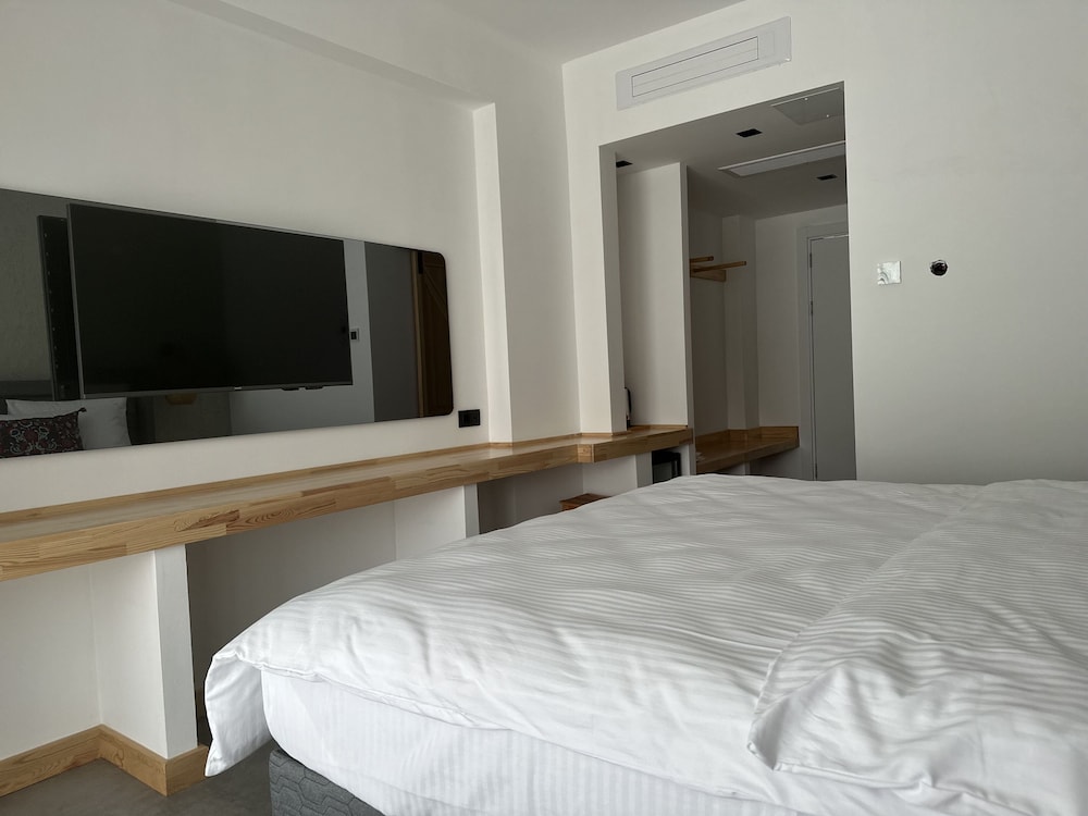 Classic Room, 1 King Bed, Non Smoking, Balcony - Photo 6