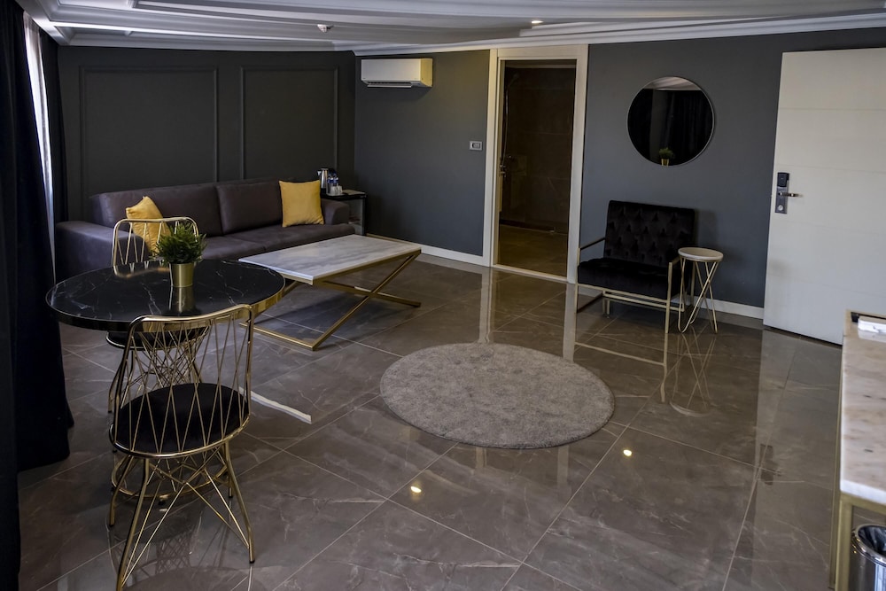 Executive Suite - Photo 6