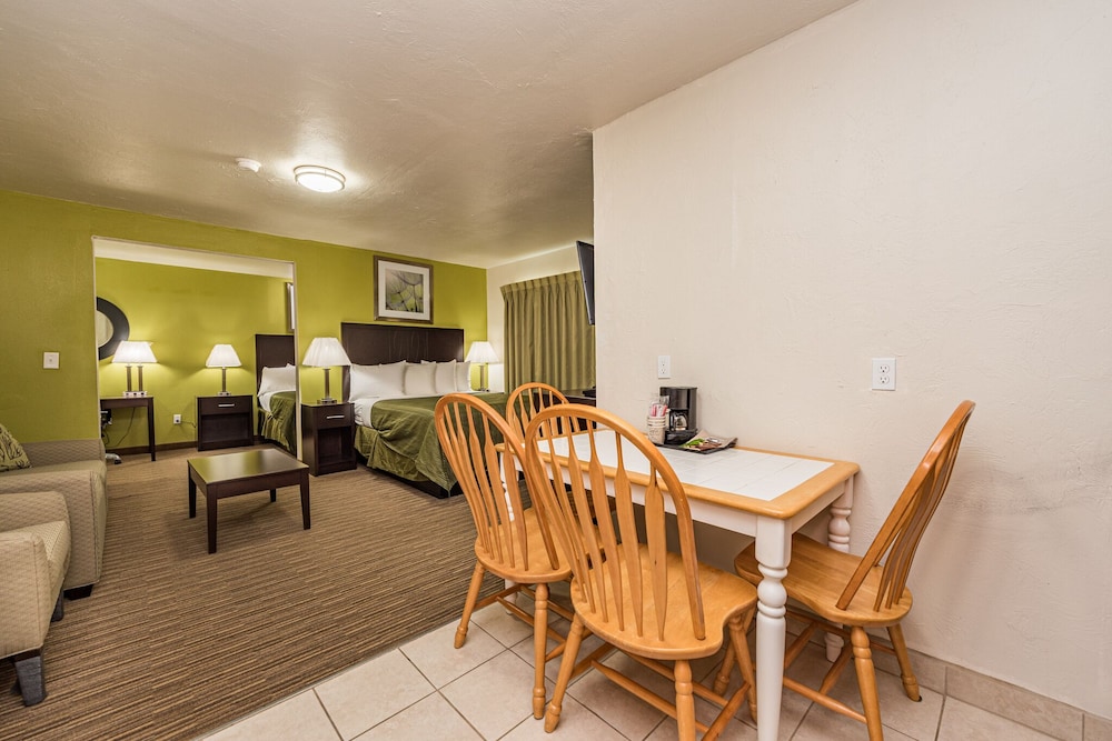 Deluxe Room, 2 Queen Beds, Kitchen photo 3
