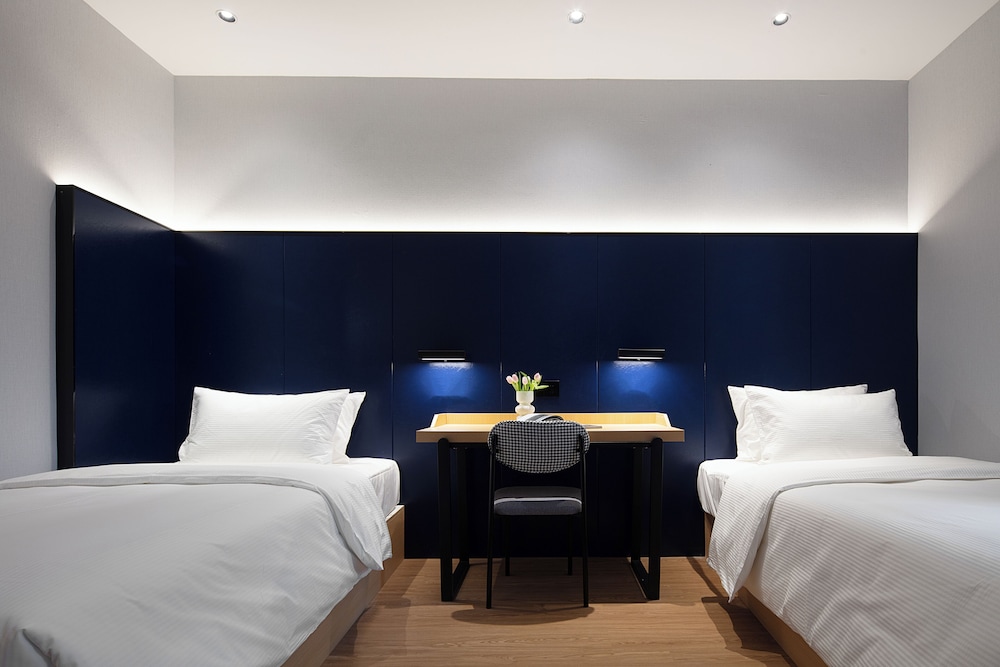 Basic Twin Room, City View photo 2