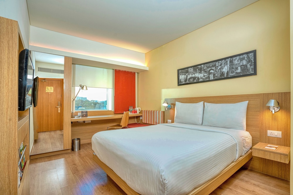 Standard Room, 1 Queen Bed photo 3