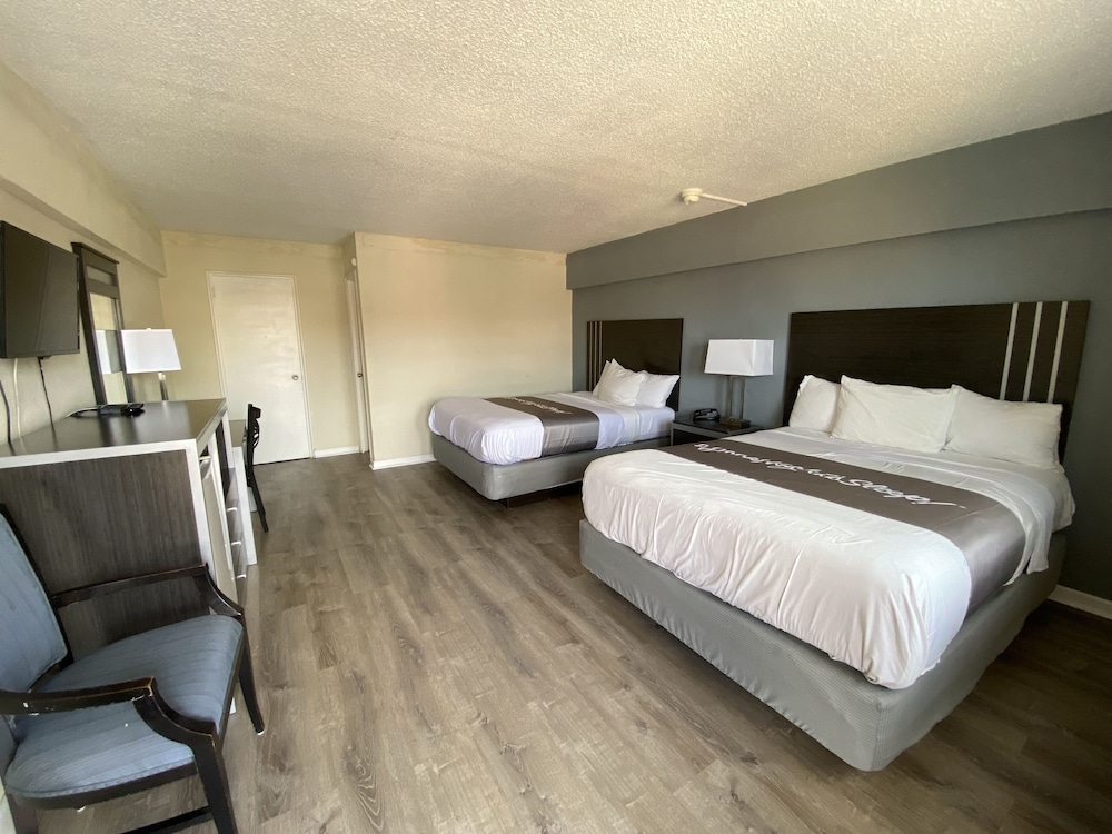 Standard Room, 2 Queen Beds, Non Smoking - Photo 1