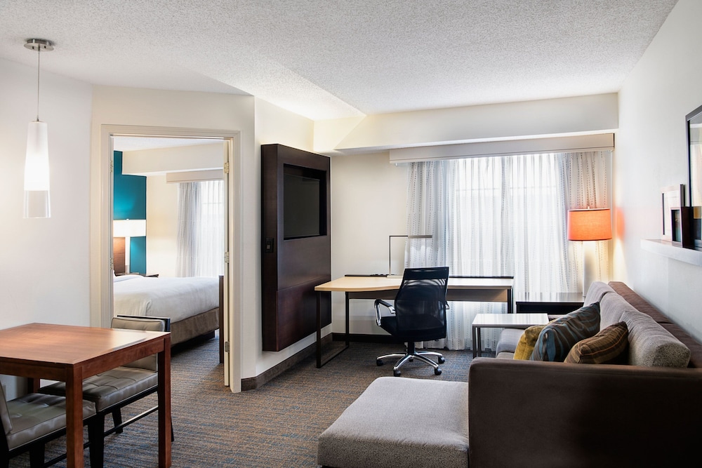 Suite, 2 Bedrooms (Mobility/Hearing Access, Roll-In Shwr) photo 2