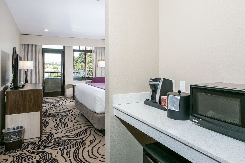 Room, 1 King Bed, Non Smoking - Photo 8