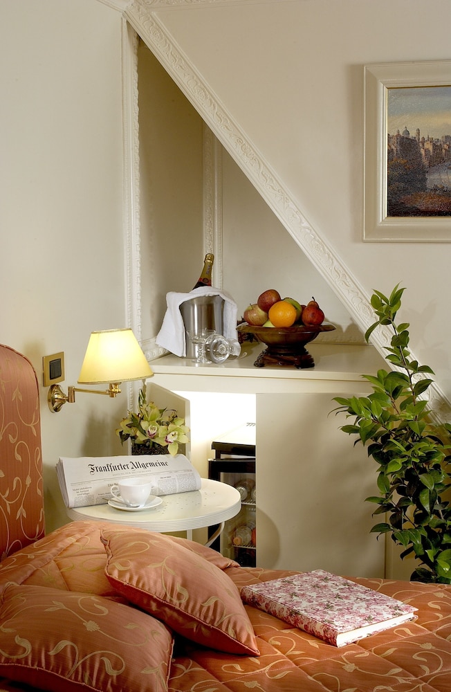 Premium Double Room, 1 King Bed photo 3