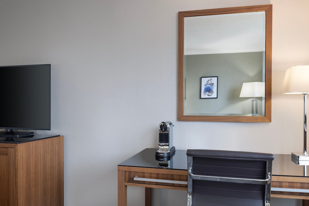 Superior Room, 1 King Bed (Partial View) photo 3