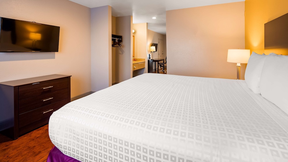 Suite, 1 King Bed, Non Smoking, Refrigerator & Microwave - Photo 1