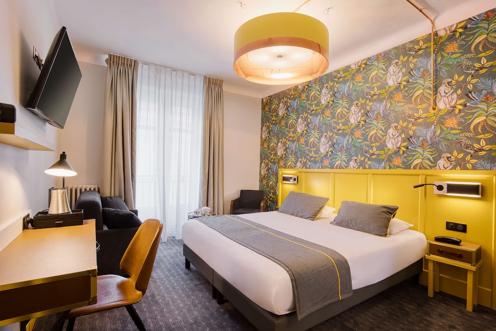 Superior Room, 1 King Bed, Non Smoking (Twin bed on request;with Sofabed) - Photo 7