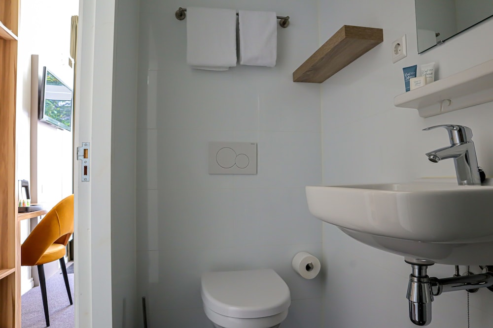 Standard Single Room thumbnail 6