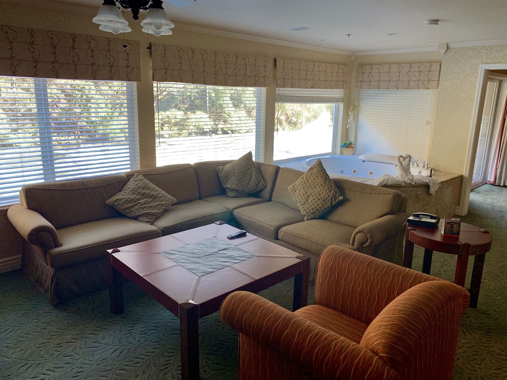 Luxury River View King Bed Majestic Suite at Yosemite View Lodge in El Portal