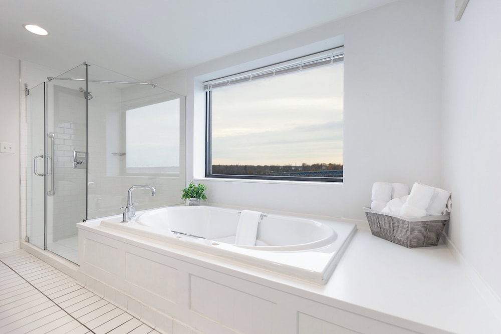 Suite, 1 Bedroom, River View - Photo 19