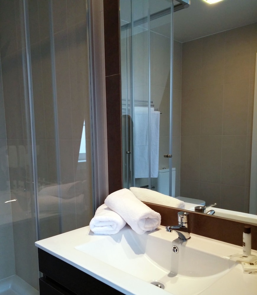Standard Double Room thumbnail 6