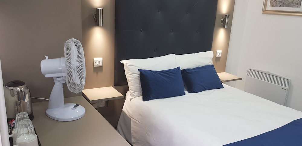 Economy Double Room, 1 Double Bed (Only Internal Corridor Windows) photo 3