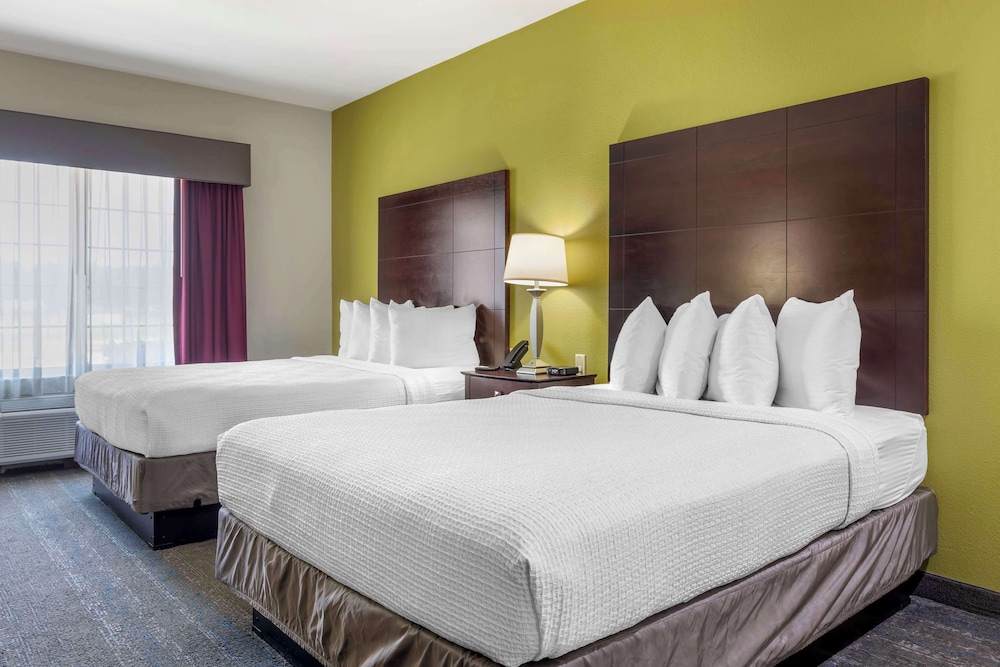 Suite, 2 Queen Beds, Non Smoking, Microwave (with Sofabed) - Photo 3