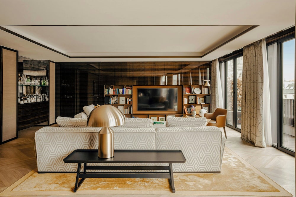 Suite, 1 King Bed, Tower thumbnail 6