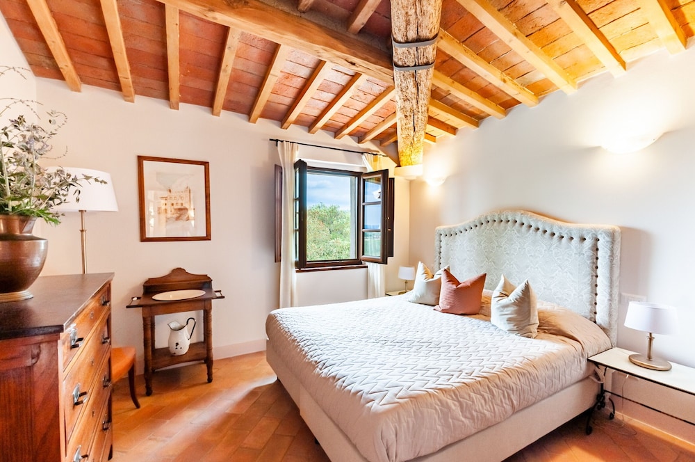 Romantic Apartment, Hill View