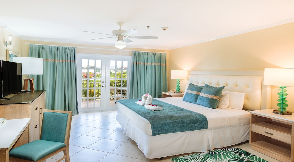 One Bedroom Beach Front Suite King - Photo 9