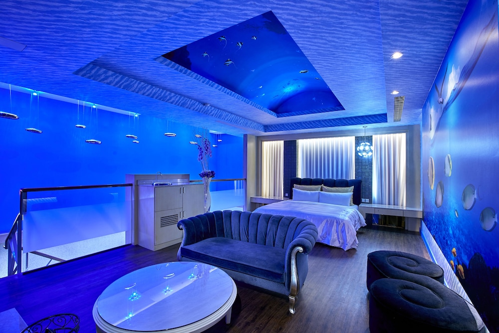Exclusive Double Room, 1 King Bed, Jetted Tub, Mezzanine photo 3