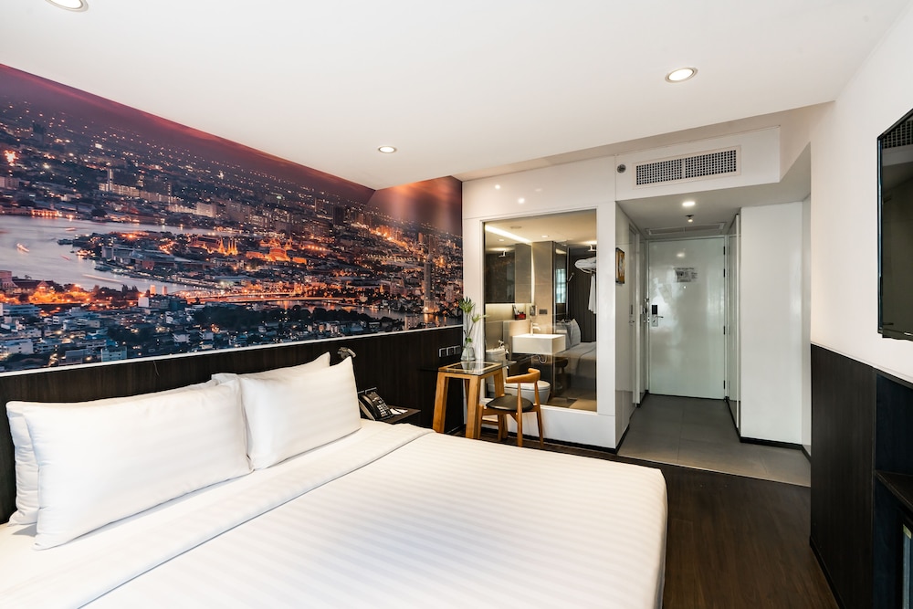 Deluxe Room, Pool View photo 2