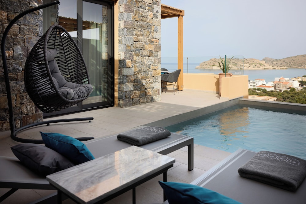 Family Retreat with Private Pool - Sea View - Photo 9