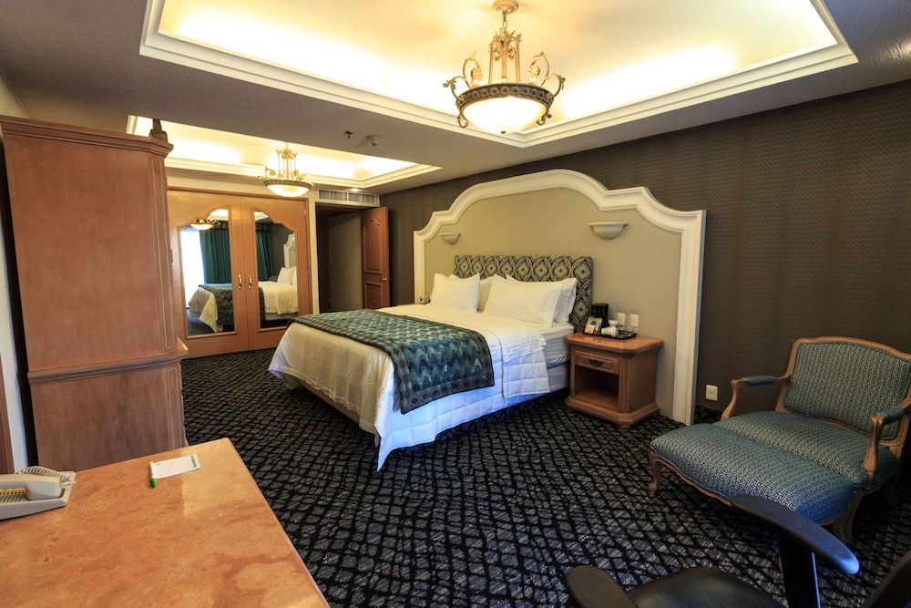 Premium Room, 1 King Bed - Photo 1