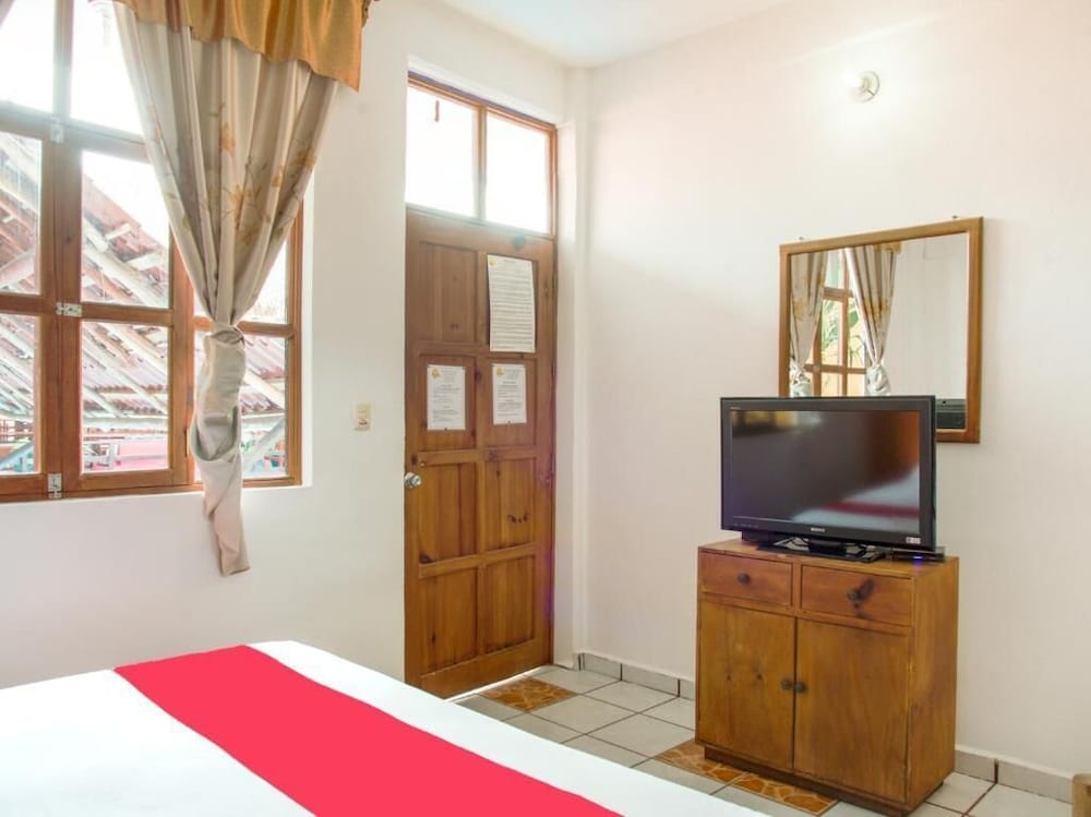 Basic Room, 1 King Bed photo 3