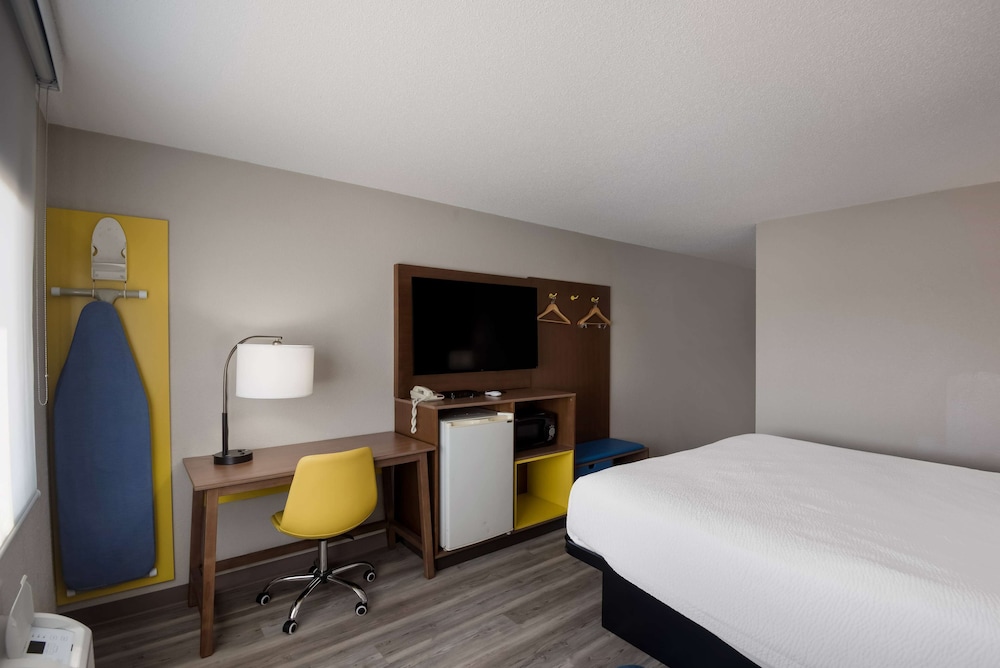 Standard Room, 1 Queen Bed - Photo 8