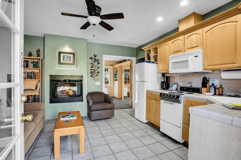 One Bedroom, 1 Queen, Full Kitchen, Fireplace photo 2