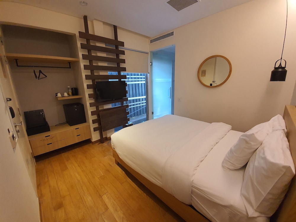 Deluxe Room, 1 Queen Bed, Private Bathroom photo 2