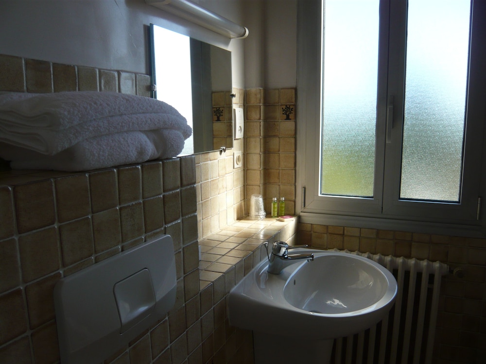 Standard Twin Room - Photo 13
