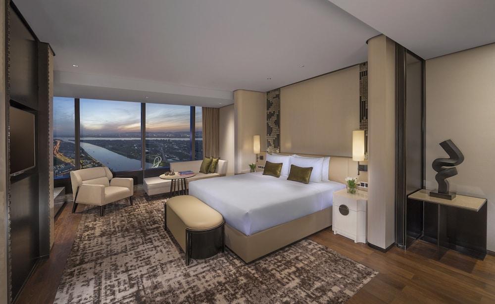 Deluxe Room, 1 King Bed photo 2