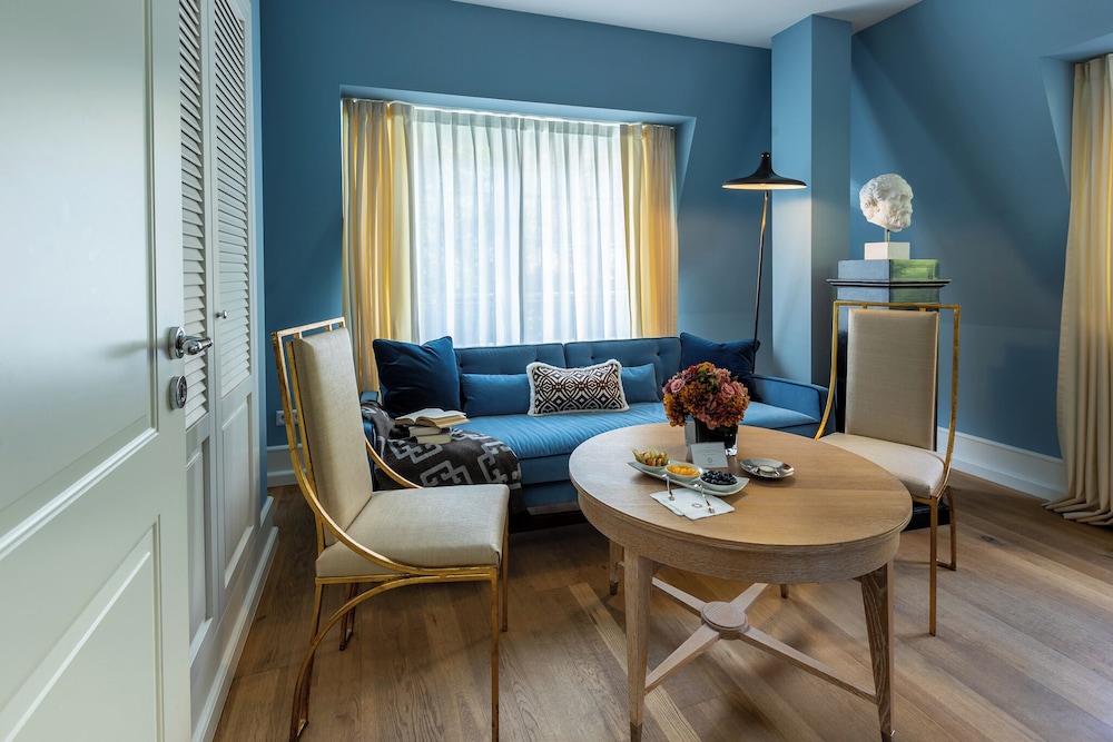 Superior Suite - Photo 9